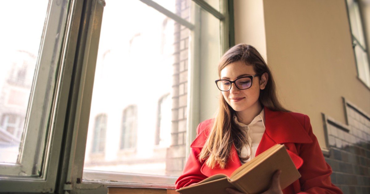 How Does Reading Improve a Person’s Knowledge? 15 Powerful Benefits of Reading